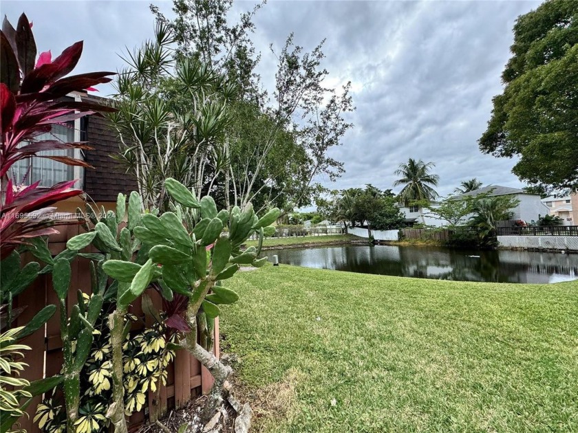 This 2-bedroom, 2.5-bathroom townhouse, WITH AN ADDITIONAL ROOM - Beach Townhome/Townhouse for sale in Tamarac, Florida on Beachhouse.com