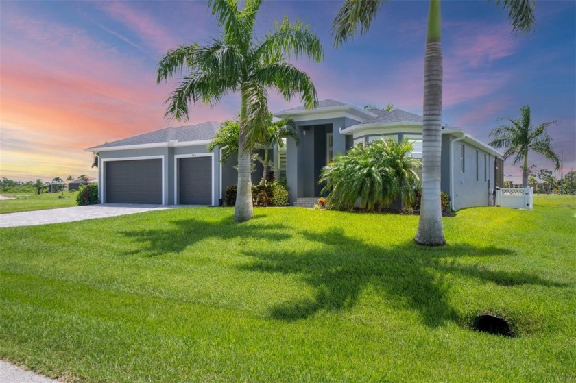 This immaculate 3 bedroom, 2 Bathroom pool home with a 3-car - Beach Home for sale in Rotonda West, Florida on Beachhouse.com