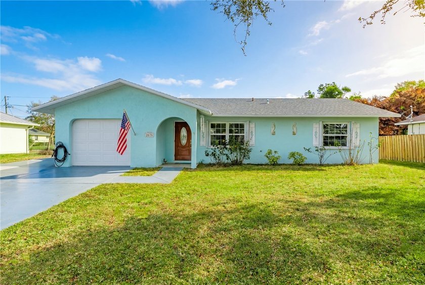 This charming 2 bedroom, 2 bathroom home sits on nearly a - Beach Home for sale in Vero Beach, Florida on Beachhouse.com