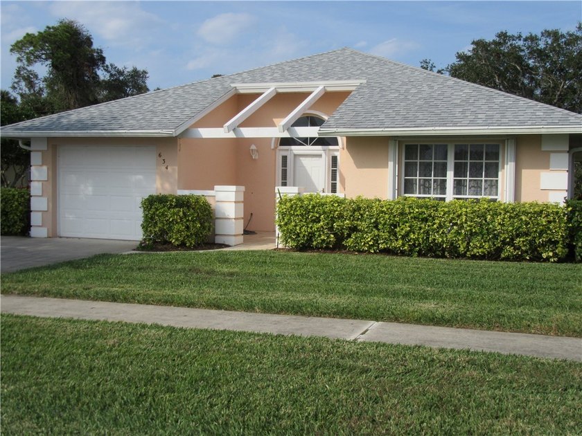 Sought after detached home in Grove Isle community! Don't miss - Beach Home for sale in Vero Beach, Florida on Beachhouse.com