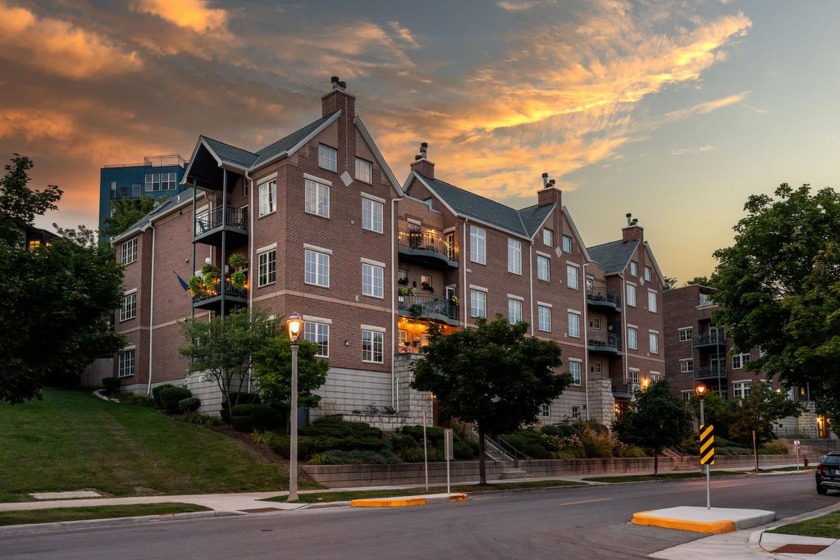 Experience urban living with amazing city views in this bright - Beach Condo for sale in Milwaukee, Wisconsin on Beachhouse.com