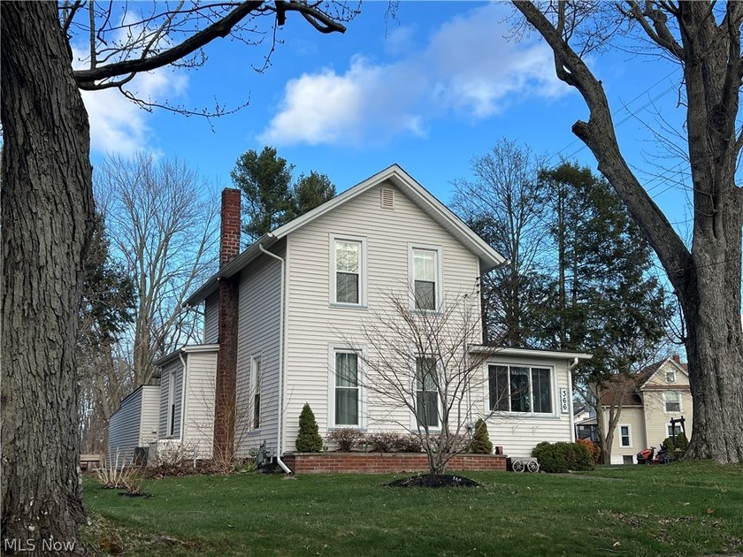 Gorgeous, tastefully remodeled Colonial featuring a versatile - Beach Home for sale in Conneaut, Ohio on Beachhouse.com