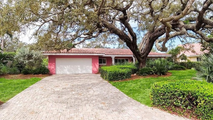 This meticulously maintained home boasts 1,738 square feet of - Beach Home for sale in Largo, Florida on Beachhouse.com