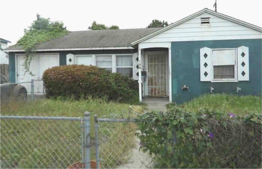 Calling all investors! Great fixer for handyman or contractor - Beach Home for sale in Oxnard, California on Beachhouse.com