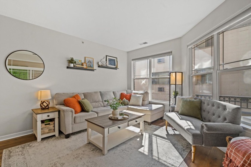 This luxurious downtown condo is a true gem! Corner unit with a - Beach Condo for sale in Milwaukee, Wisconsin on Beachhouse.com