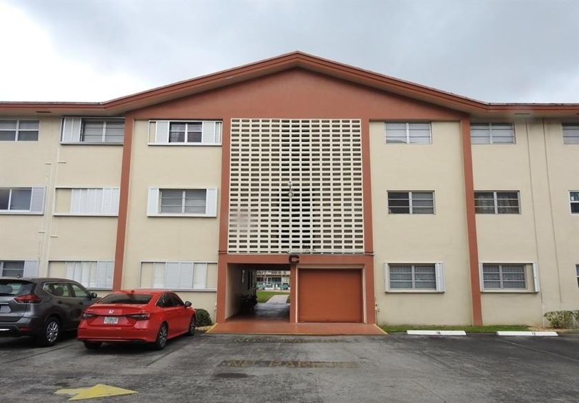 Discover this centrally located 2-bedroom, 2-bathroom condo in - Beach Condo for sale in Hollywood, Florida on Beachhouse.com