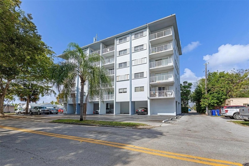 Bright and spacious corner unit with 1 bed, 1.5 baths, and a - Beach Condo for sale in Hollywood, Florida on Beachhouse.com