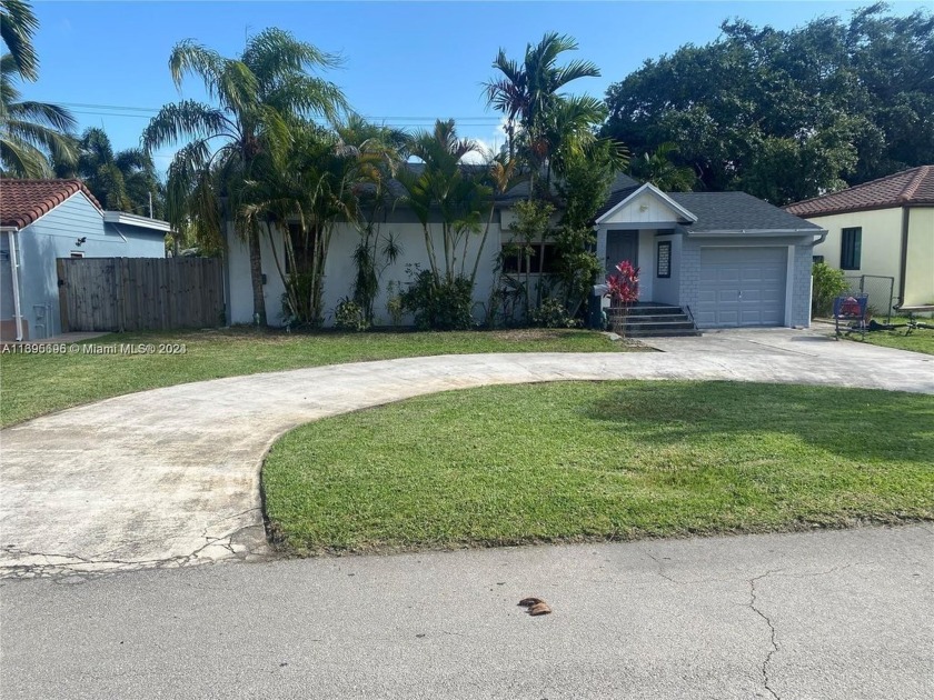 BEAUTIFUL HOME LOCATED IN HOLLYWOOD LAKES AREA  2 BED, 1 FULL - Beach Home for sale in Hollywood, Florida on Beachhouse.com