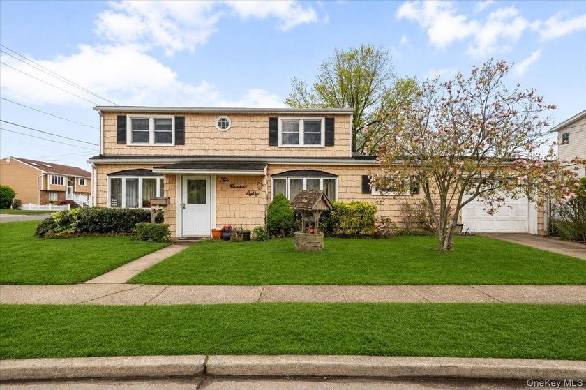 Welcome to this spacious 5-bedroom, 2-full-bath Colonial - Beach Home for sale in Massapequa, New York on Beachhouse.com