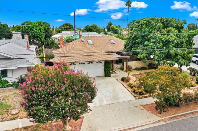 Spacious single family home with beautifully landscaped yard and - Beach Home for sale in Lake Forest, California on Beachhouse.com