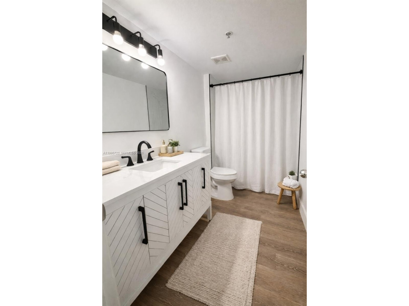 *Look no further! This fantastic 2 bedroom, 1 bathroom apartment - Beach Condo for sale in Hollywood, Florida on Beachhouse.com