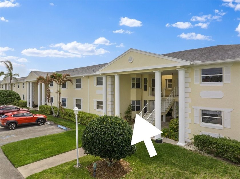 Welcome to this 1st floor Grove Isle condo, where peaceful lake - Beach Condo for sale in Vero Beach, Florida on Beachhouse.com