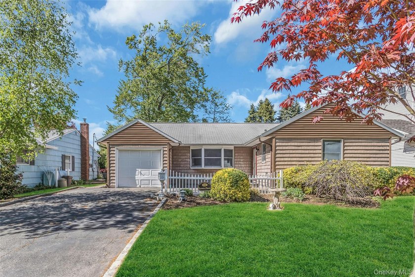 Tucked away in the desirable community of Glen Cove, this - Beach Home for sale in Glen Cove, New York on Beachhouse.com