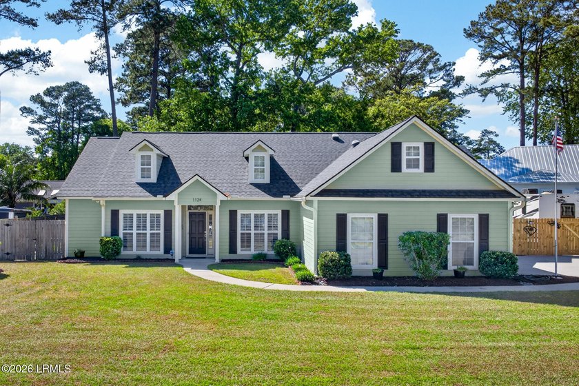 This stunning custom-built home bursts with Southern charm in - Beach Home for sale in Beaufort, South Carolina on Beachhouse.com