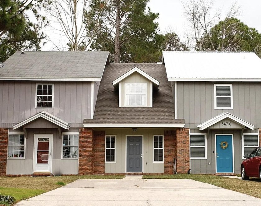 Please consider this well-maintained two-story middle-unit - Beach Townhome/Townhouse for sale in Fort Walton Beach, Florida on Beachhouse.com