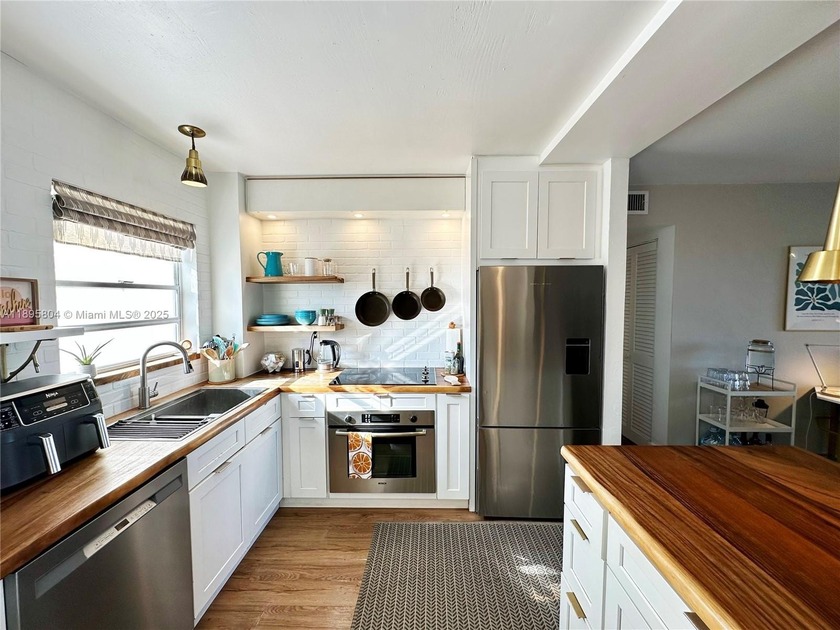 Bright and beautifully updated 2-bed/2-bath corner residence in - Beach Condo for sale in Miami Beach, Florida on Beachhouse.com