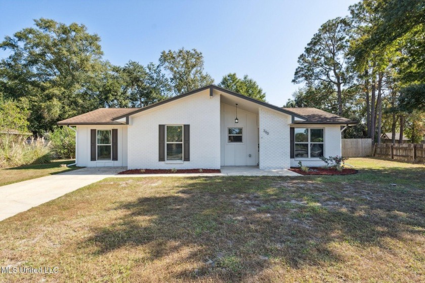 Updated, affordable & SUPER CUTE home for sale in Long Beach - - Beach Home for sale in Long Beach, Mississippi on Beachhouse.com