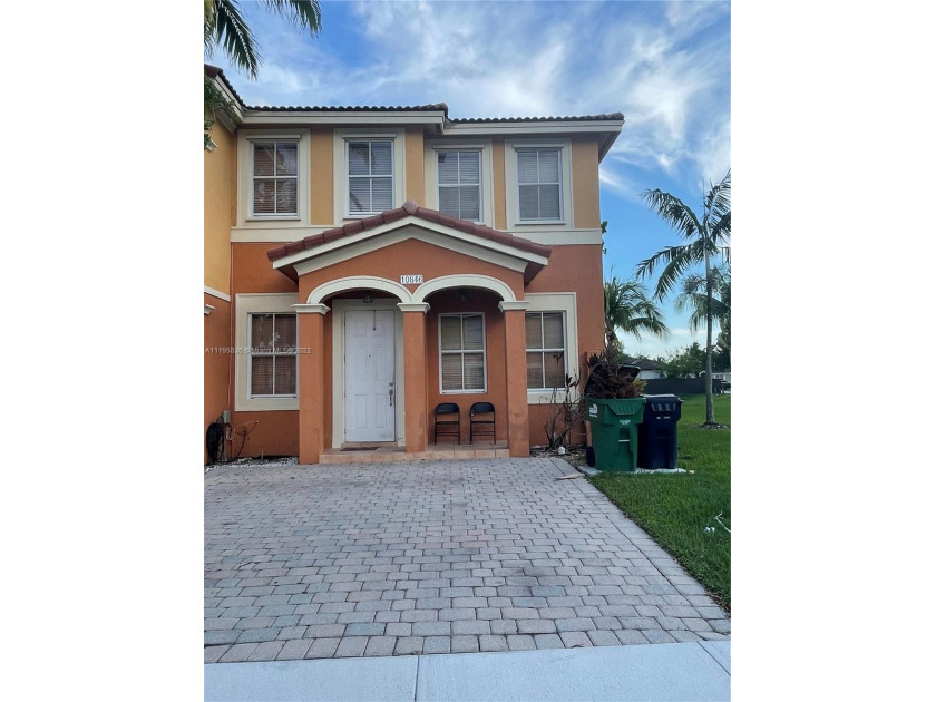 Spacious townhouse, corner unit. 3 bedroom 2-1/2 bath. All - Beach Townhome/Townhouse for sale in Homestead, Florida on Beachhouse.com