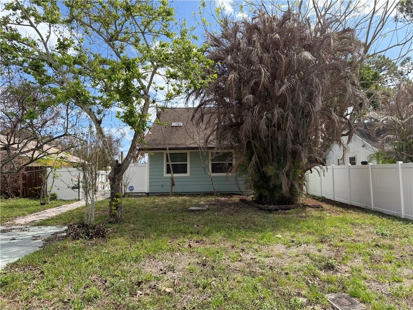 Opportunity awaits at this 1 bedroom plus loft home in Oslo Park - Beach Home for sale in Vero Beach, Florida on Beachhouse.com