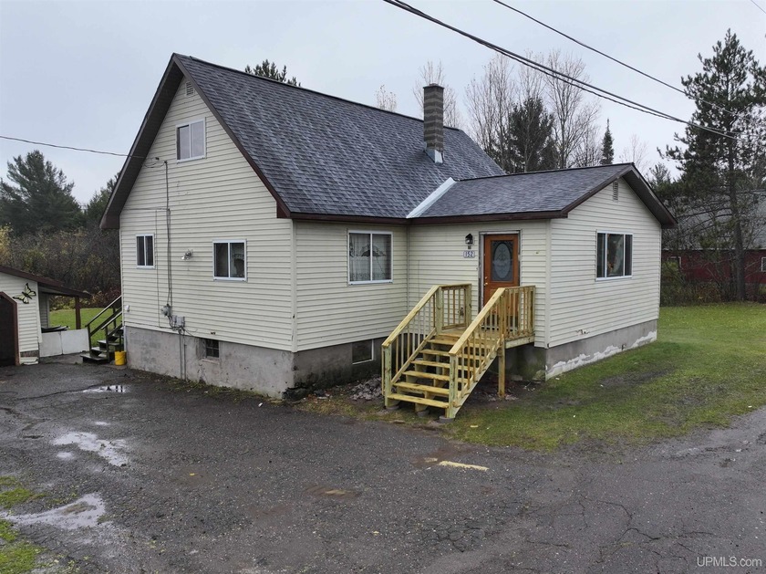 This property is a fixer upper with substantial potential for - Beach Home for sale in Allouez, Michigan on Beachhouse.com