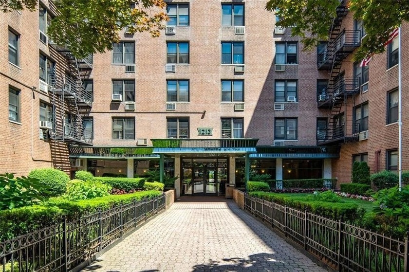 Very good condition 2 bed apartment (898 sq.ft.) located on the - Beach Other for sale in Brooklyn, New York on Beachhouse.com