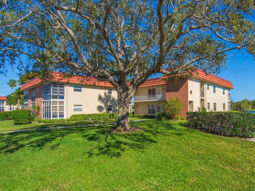TROPICAL, TURNKEY 2/2 *B-FLOORPLAN* CONDO IN VISTA ROYALE. VAST - Beach Condo for sale in Vero Beach, Florida on Beachhouse.com