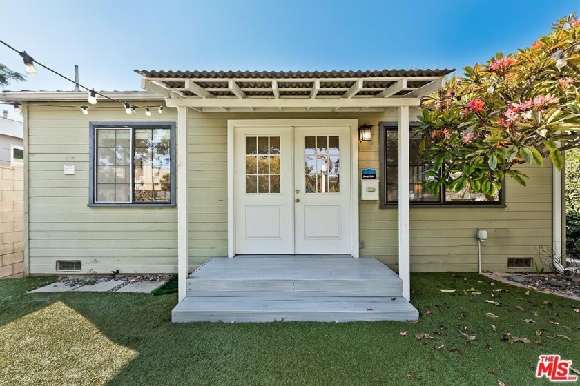 Front unit is vacant and easy to show! Incredible opportunity to - Beach Home for sale in Venice, California on Beachhouse.com