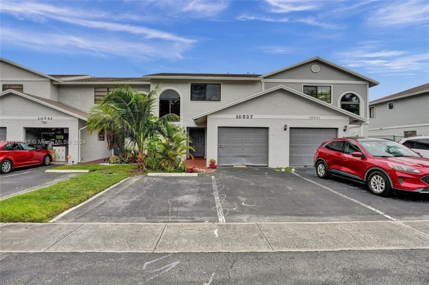 Discover this beautiful townhouse in the highly sought-after - Beach Townhome/Townhouse for sale in Pembroke Pines, Florida on Beachhouse.com