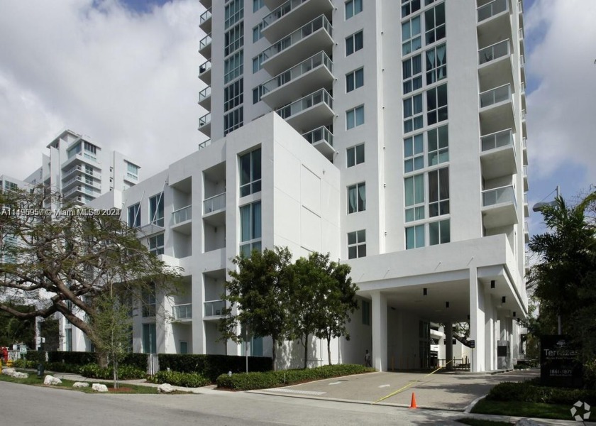 Best Pice in the building !Excelent Location ,in the heart of - Beach Condo for sale in Miami, Florida on Beachhouse.com