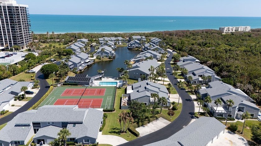 Exceptional remodeled 3BR/3BA end unit in Breakers Landing, an - Beach Condo for sale in Hutchinson Island, Florida on Beachhouse.com