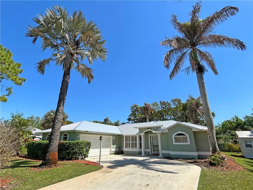 Enjoy the country lifestyle in this 3/2 pool home on 1/2ac with - Beach Home for sale in Vero Beach, Florida on Beachhouse.com