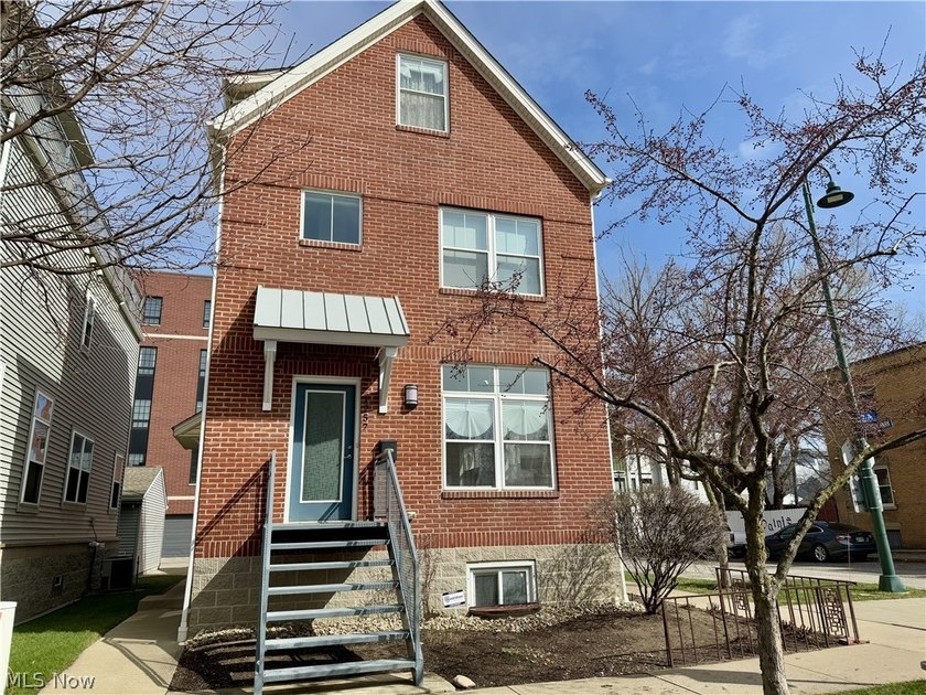 Rare opportunity to own a recently updated 3-bed, 3.5-bath - Beach Townhome/Townhouse for sale in Cleveland, Ohio on Beachhouse.com