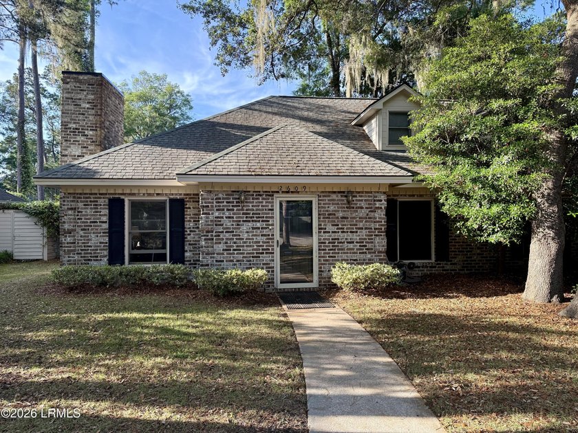 Great opportunity in Mossy Oaks. This 2BR/2BA duplex with a - Beach Townhome/Townhouse for sale in Beaufort, South Carolina on Beachhouse.com