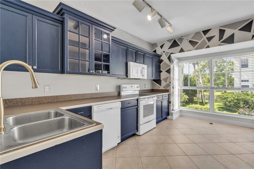 Welcome home to this 2bd/2.5ba, END UNIT, 3-story townhome in a - Beach Townhome/Townhouse for sale in Vero Beach, Florida on Beachhouse.com