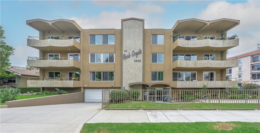 Surrounded by picturesque tree-lined streets, this mid-century - Beach Condo for sale in Long Beach, California on Beachhouse.com