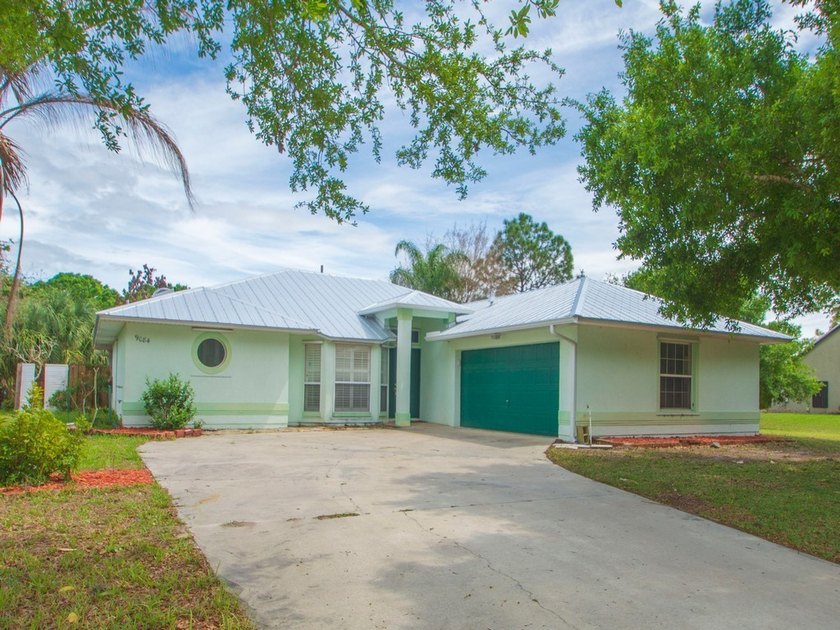 Welcome to your private oasis in Vero Lake Estates! This - Beach Home for sale in Vero Beach, Florida on Beachhouse.com