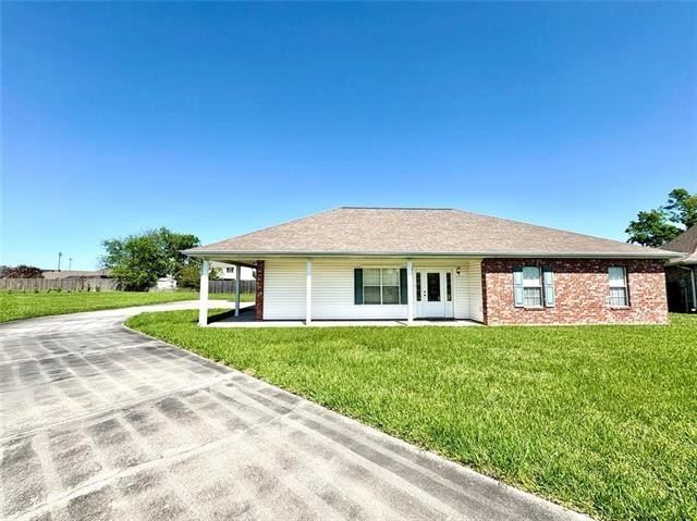 Privately tucked away on Cul de Sac in Woodburn Subdivision in - Beach Home for sale in Houma, Louisiana on Beachhouse.com