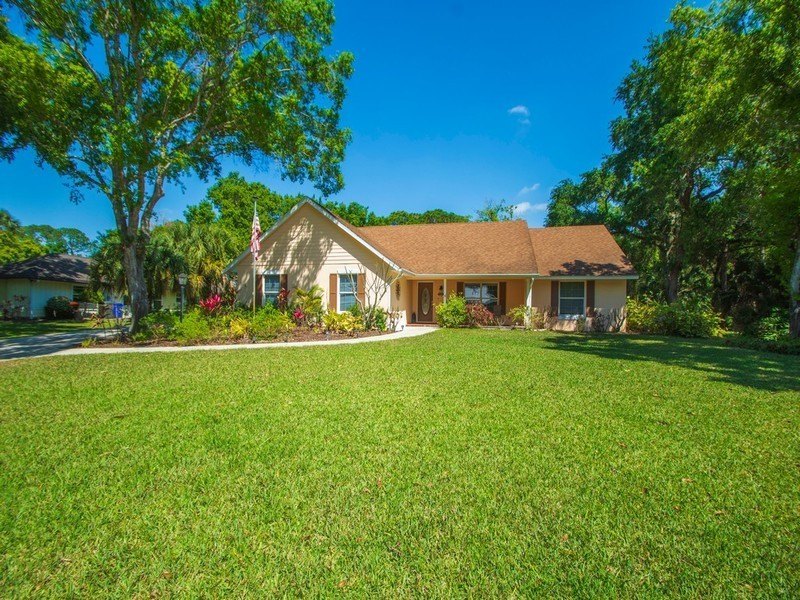 Rarely available in Shady Oaks! 3BR/2BR on .54-acres backing to - Beach Home for sale in Vero Beach, Florida on Beachhouse.com