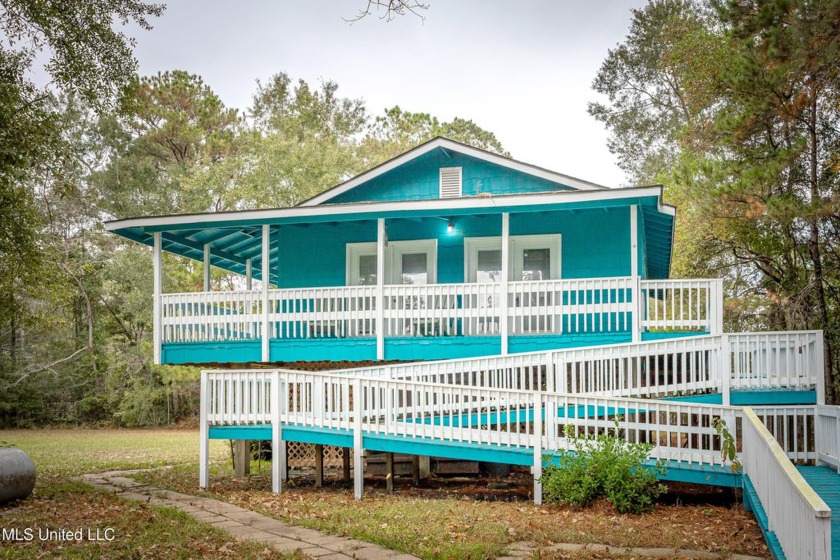 Welcome to this adorable cottage, perfectly situated on the Gulf - Beach Home for sale in Gautier, Mississippi on Beachhouse.com