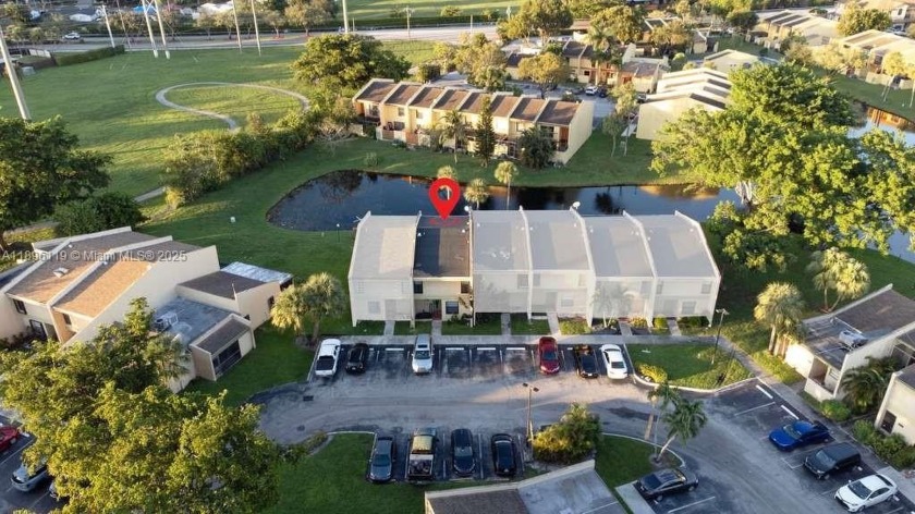 Beautifully remodeled townhouse with serene lakefront access - Beach Townhome/Townhouse for sale in Pembroke Pines, Florida on Beachhouse.com