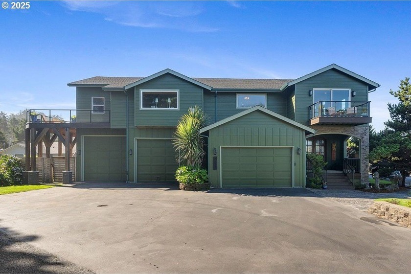 This immaculate 3 bed, 3 bath home with a spacious 3-car garage - Beach Home for sale in Depoe Bay, Oregon on Beachhouse.com
