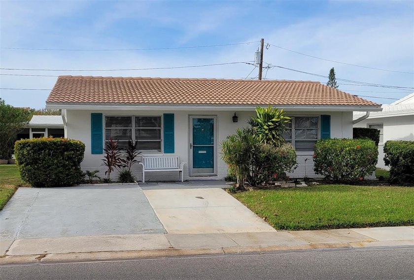 Welcome to this unique home in the 55+ neighborhood of - Beach Home for sale in Pinellas Park, Florida on Beachhouse.com