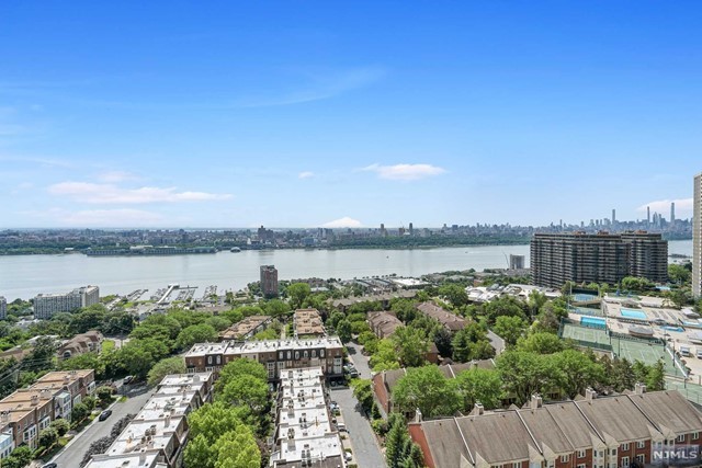 MAGNIFICENT VIEWS from every room from this large 2br/bth condo - Beach Condo for sale in Fort Lee, New Jersey on Beachhouse.com