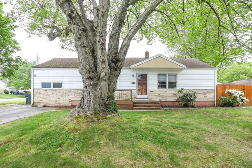 You'll fall in love with this charming 3-bedroom ranch that - Beach Home for sale in Milford, Connecticut on Beachhouse.com