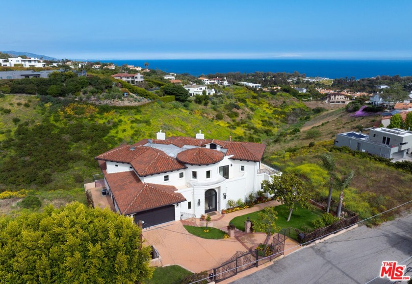 An idyllic blend of moderne elegance, open, light-infused design - Beach Home for sale in Malibu, California on Beachhouse.com