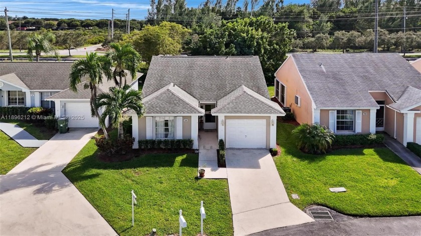 Beautifully updated 2BR/2BA free standing villa with 1-car - Beach Home for sale in Homestead, Florida on Beachhouse.com