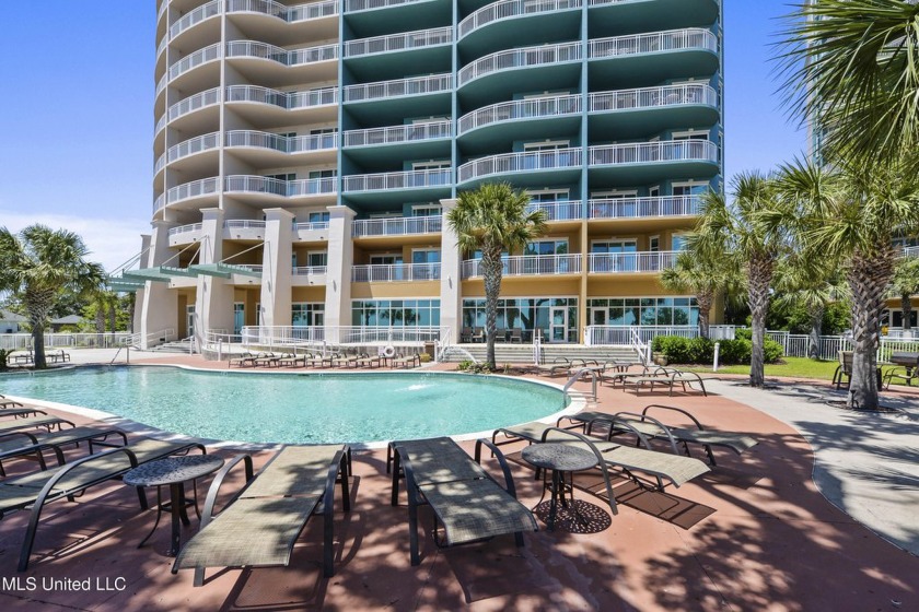 CHECK OUT THIS 3 BEDROOM / 2 BATH CONDO. The entry foyer has - Beach Condo for sale in Gulfport, Mississippi on Beachhouse.com