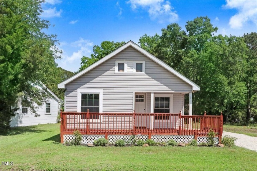 Your coastal dream awaits! This charming 2-bedroom, 1.5-bath - Beach Home for sale in Sneads Ferry, North Carolina on Beachhouse.com