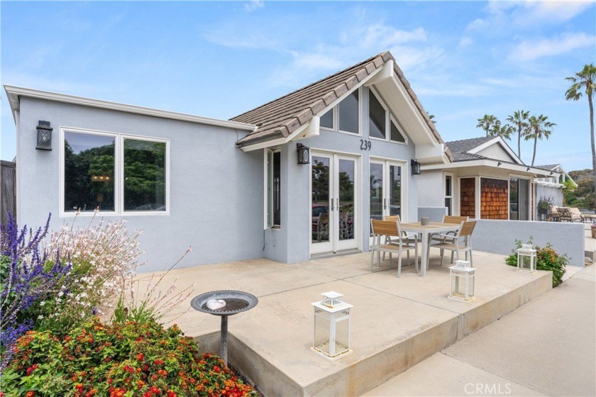 Ideally situated just two blocks from the beach on the highly - Beach Home for sale in Newport Beach, California on Beachhouse.com