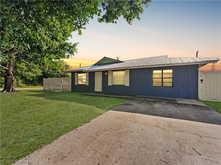 Welcome to this charming 3-bedroom, 1.5-bath single-family home - Beach Home for sale in Vero Beach, Florida on Beachhouse.com